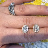 Par de aretes ovalados con halo de diamantes de laboratorio en oro 14K