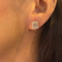Arete rectangular corte esmeralda con halo, puesto