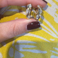 Par de aretes dorados con piedras brillantes