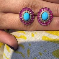 Par de aretes ovalados de centro turquesa con piedras fucsia