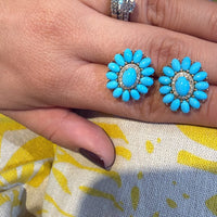 Par de aretes florales turquesa con pétalos ovalados