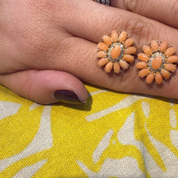 Par de aretes florales color coral con pétalos ovalados
