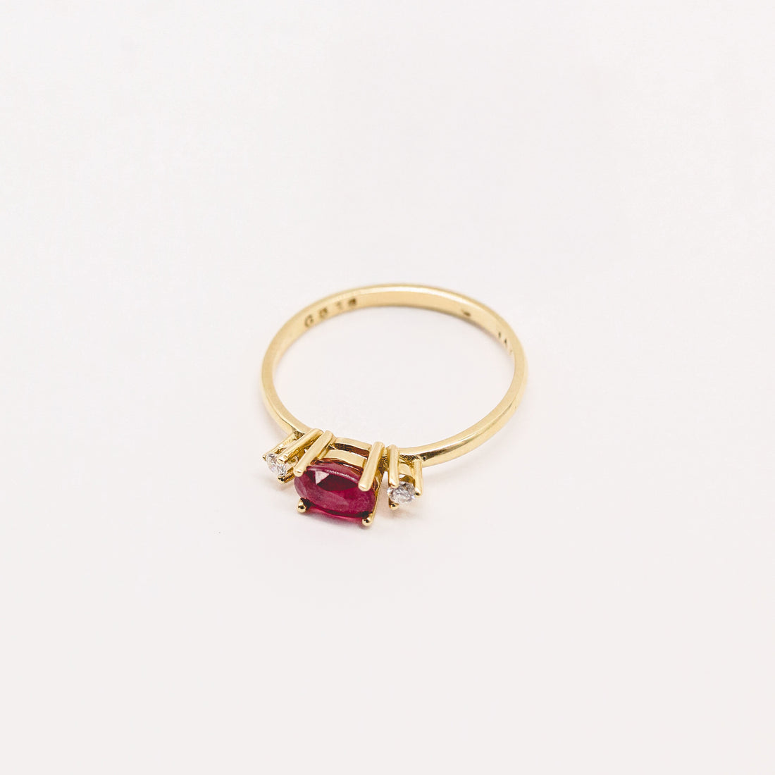 ANILLO RUBI OVAL CON BRILL