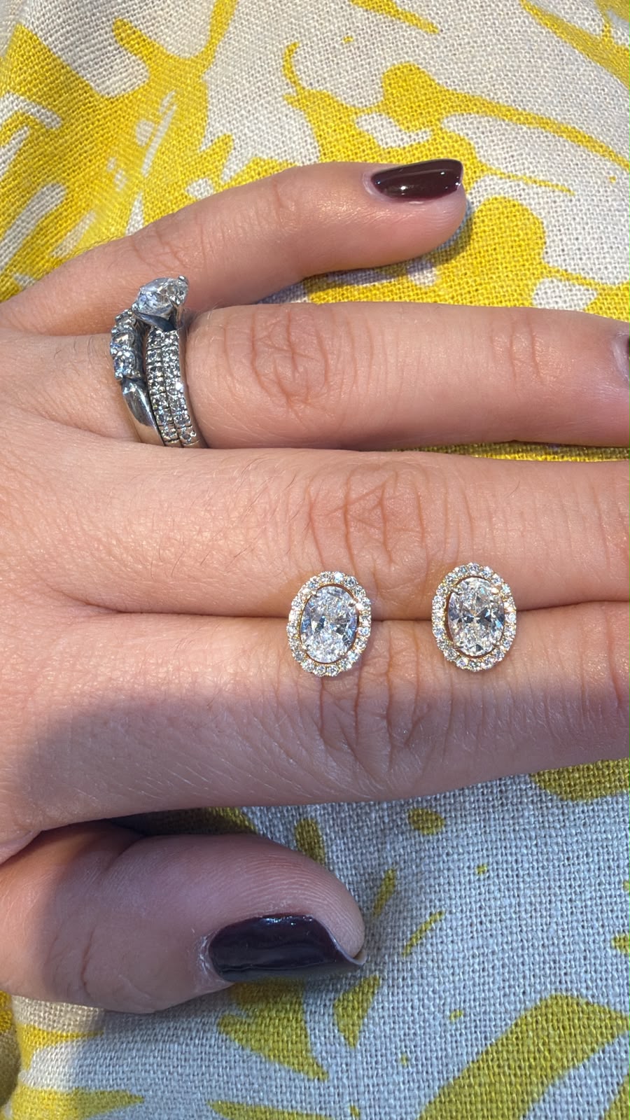 Par de aretes ovalados con halo de diamantes de laboratorio en oro 14K