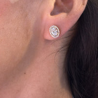 Arete ovalado con halo de diamantes de laboratorio en oro 14K puesto