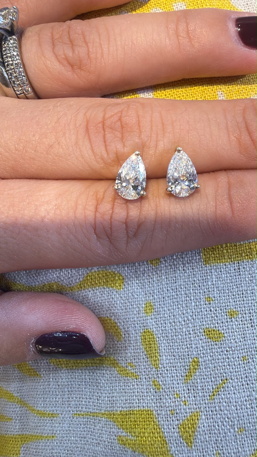 Aretes corte pera (pear cut), par de frente