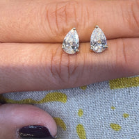 Aretes corte pera (pear cut), par de frente