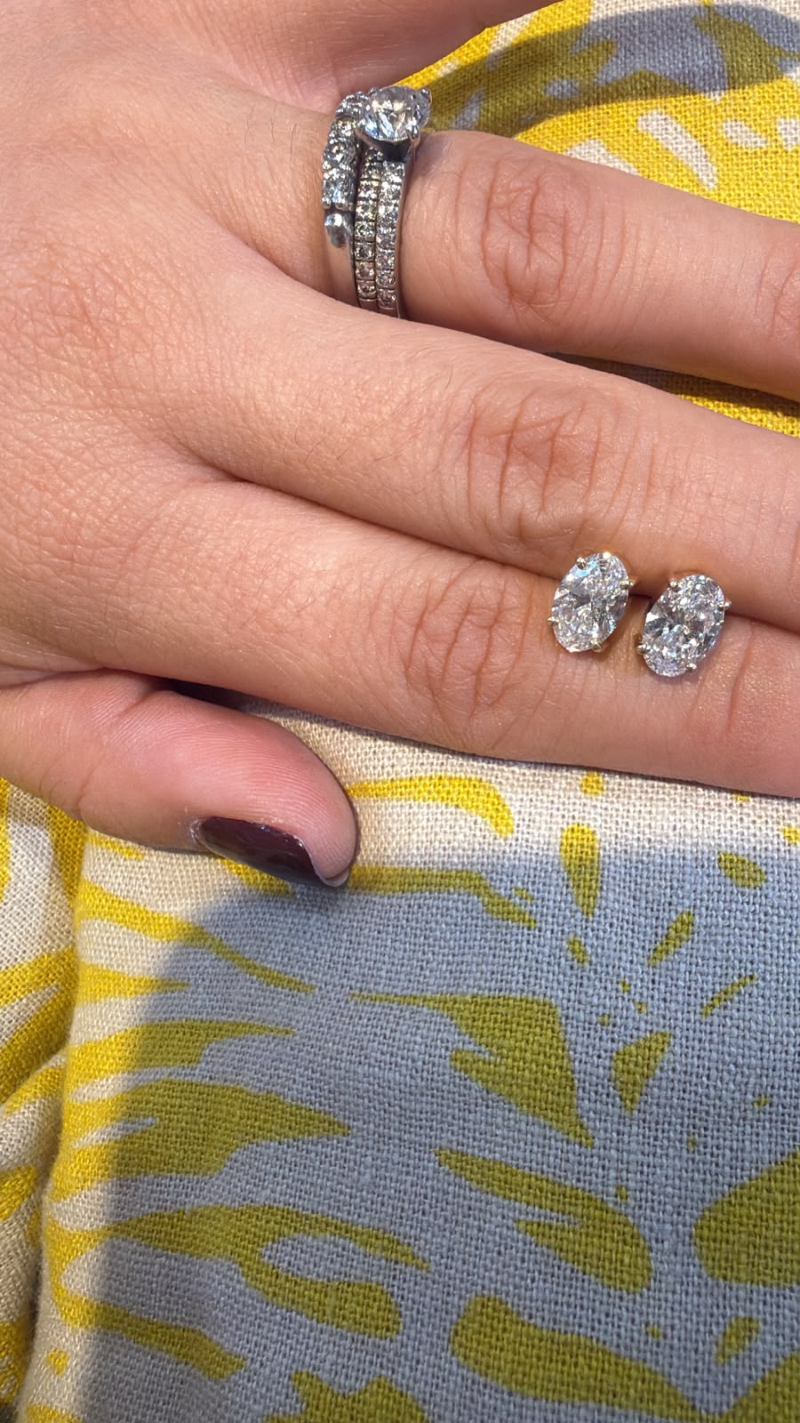 Par de aretes ovalados de diamante de laboratorio en oro 14K
