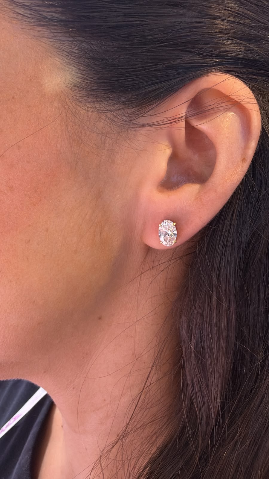 Arete ovalado de diamante de laboratorio puesto