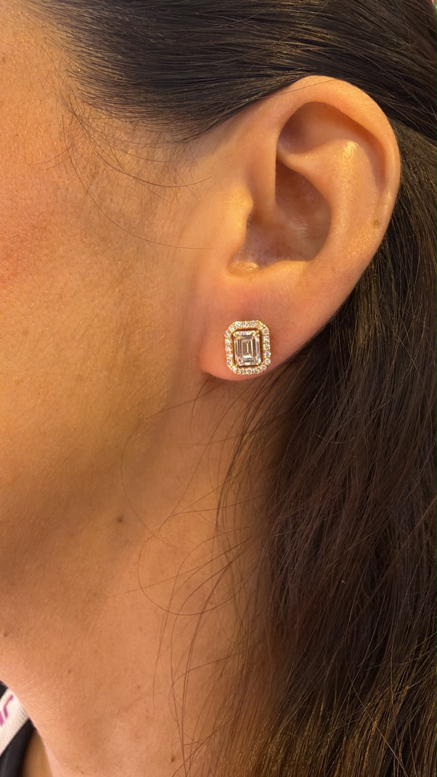 Arete rectangular corte esmeralda con halo, puesto