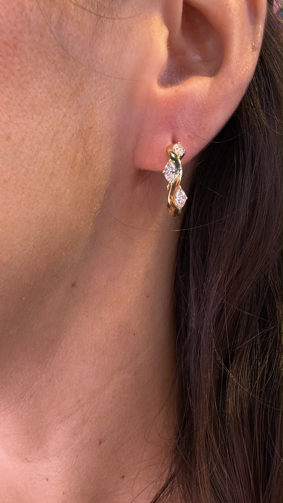 Arete de diseño entrelazado colocado en oreja