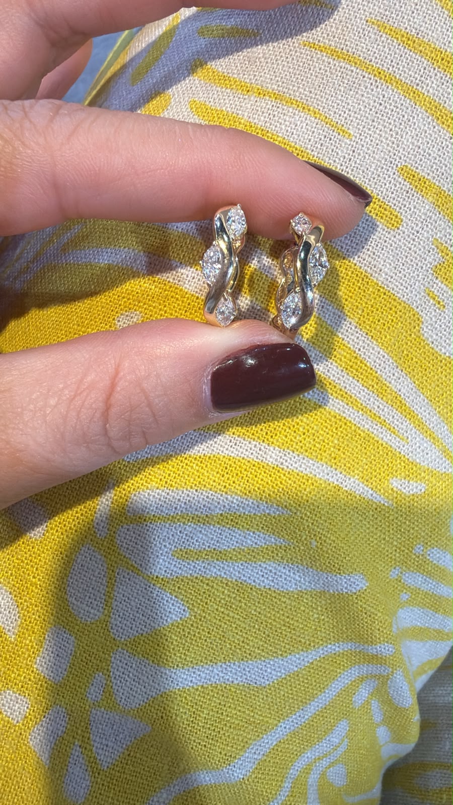 Par de aretes dorados con piedras brillantes