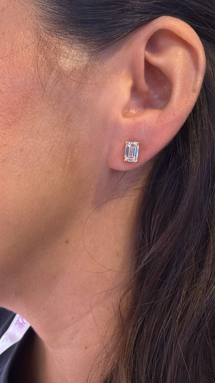 Arete corte esmeralda puesto en oreja