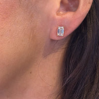 Arete corte esmeralda puesto en oreja