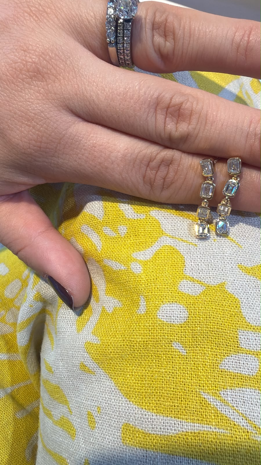 Par de aretes colgantes de cuatro piedras corte esmeralda