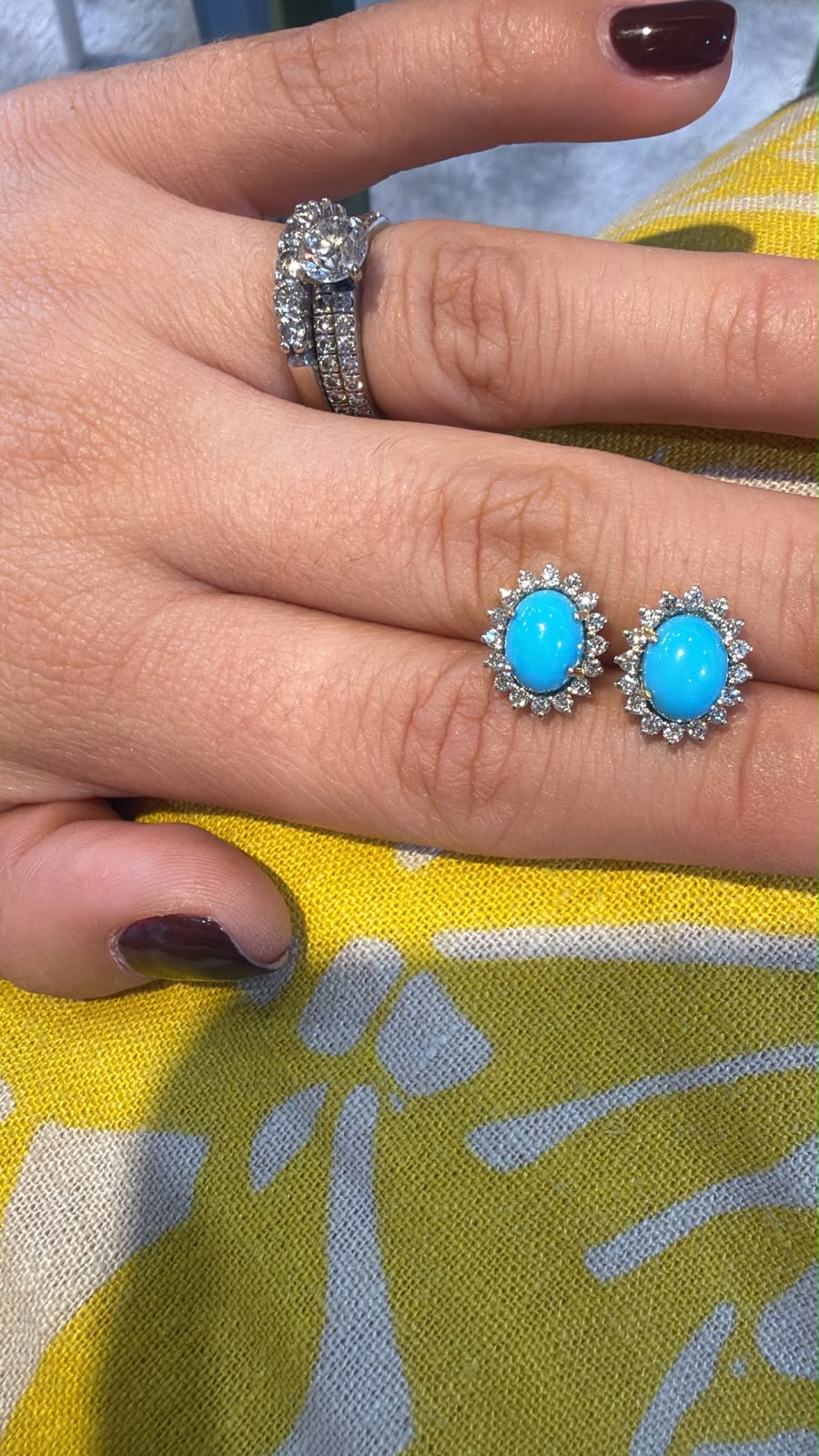 Aretes ovalados azules con halo de piedras brillantes