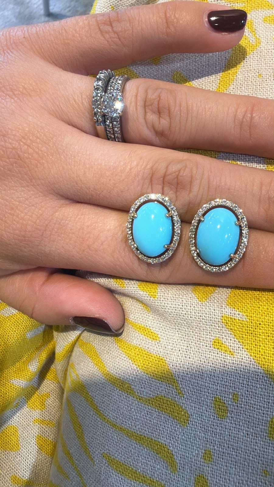 Par de aretes ovalados azules con halo circular brillante