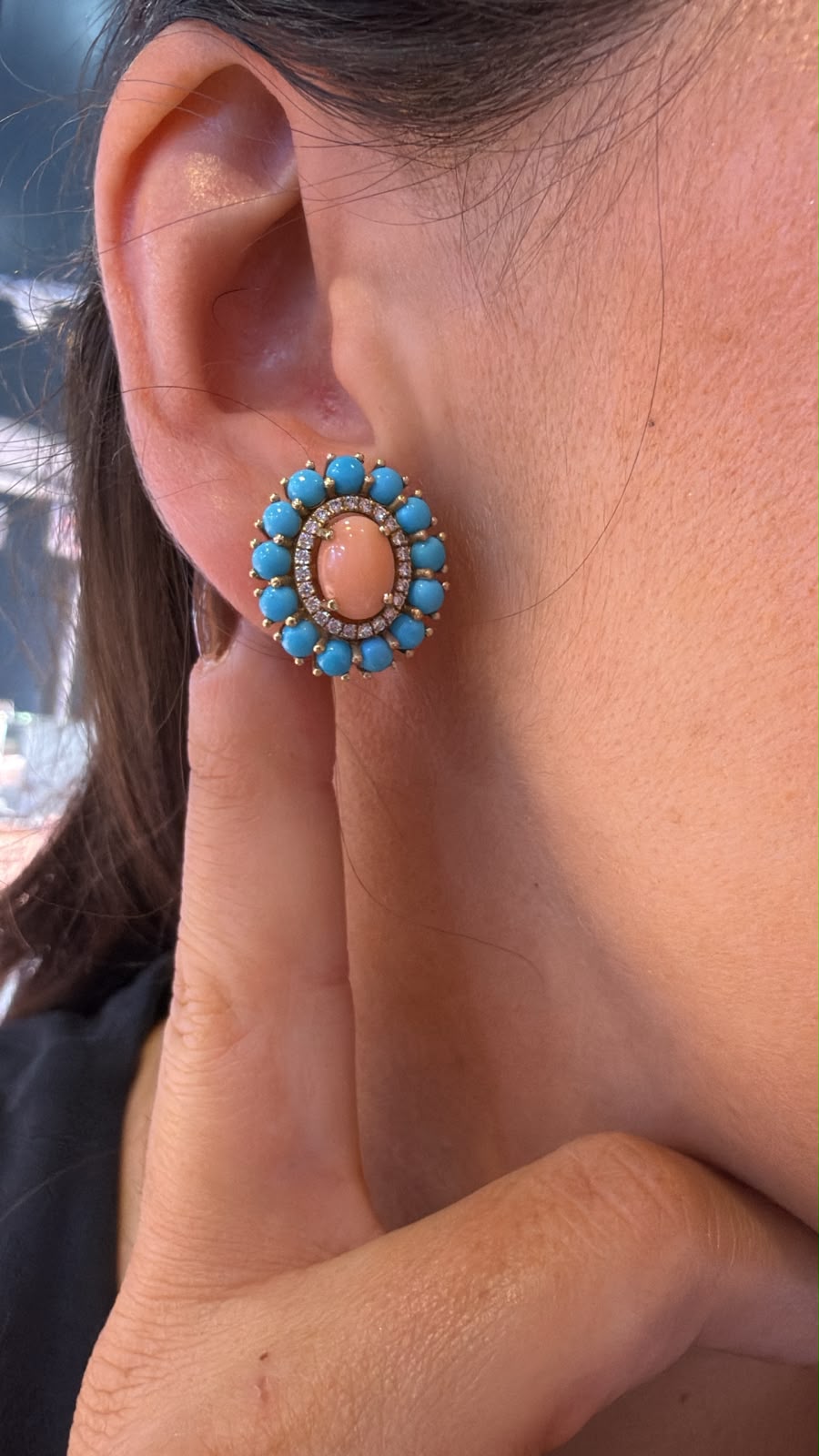Arete coral y turquesa lucido en oreja