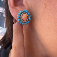 Arete coral y turquesa lucido en oreja