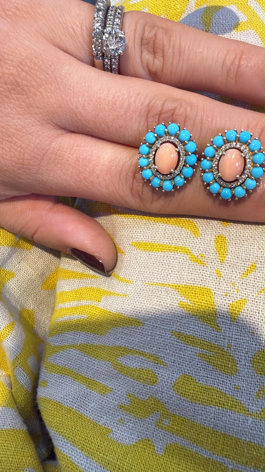 Par de aretes con centro coral y piedras azul turquesa