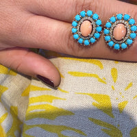 Par de aretes con centro coral y piedras azul turquesa