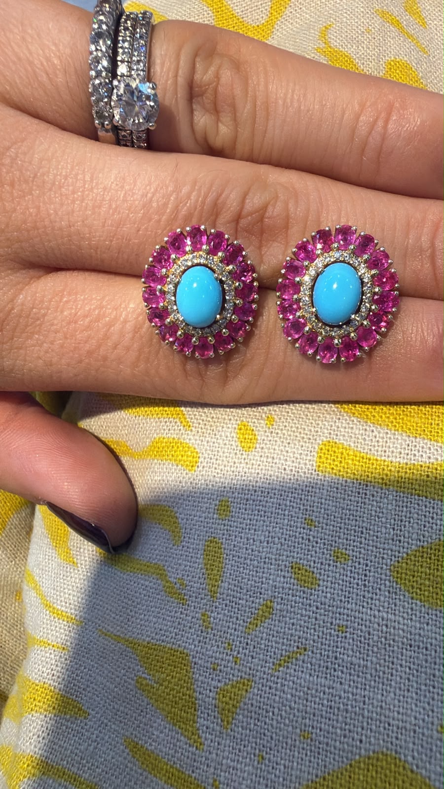 Par de aretes ovalados de centro turquesa con piedras fucsia