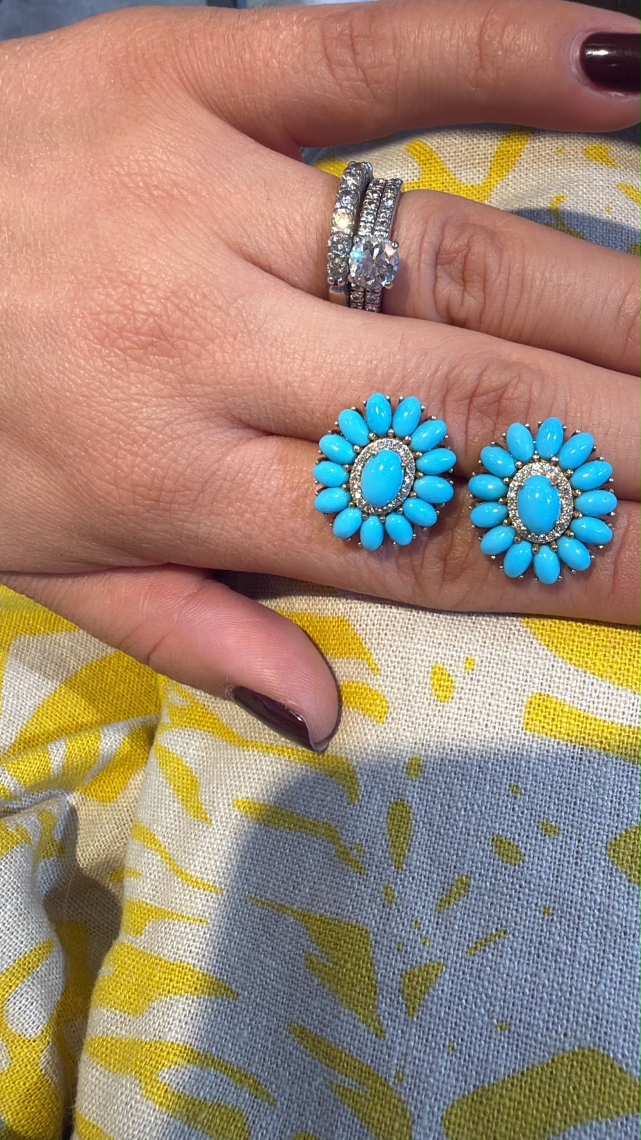 Par de aretes florales turquesa con pétalos ovalados