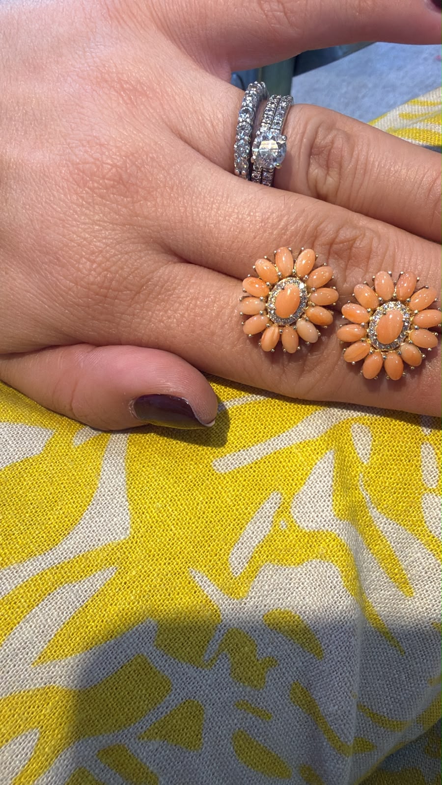 Par de aretes florales color coral con pétalos ovalados