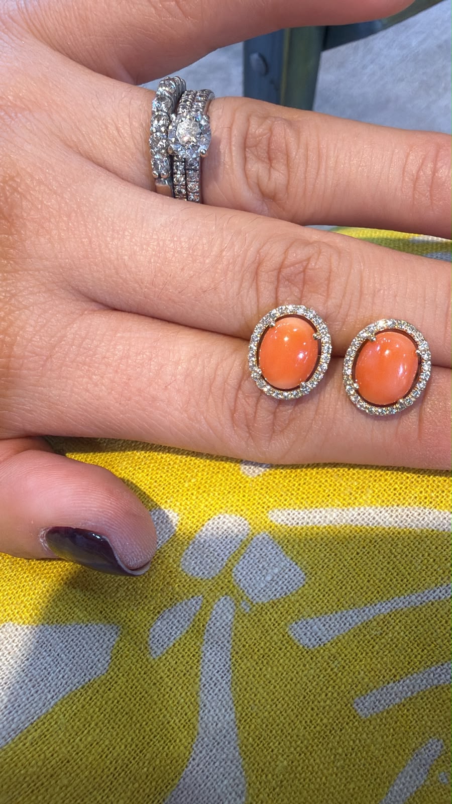 Par de aretes ovalados coral con halo brillante